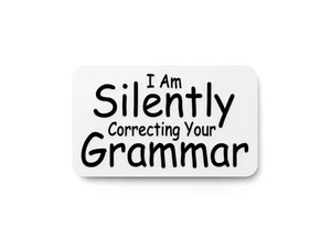 Sto silenziosamente correggendo la tua grammatica | Insegna divertente per casa o ufficio - Foto 1 di 4