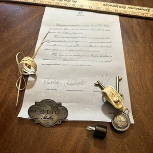 Cobos Malbec Souvenirs Pergamena Placca Set Chiavi da Scatola Edizione Limitata  - Foto 1 di 5