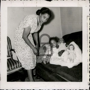 Foto familiar vintage mujer afroamericana y niño con muñecas - Foto encontrada - Imagen 1 de 2