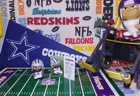 2019 NFL Series 8 Teenymates Dallas Cowboys RB Ezekiel Elliott color rush figure Cover