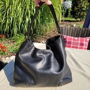 Borsa a tracolla Cole Haan Hobo con borchie in morbida pelle morbida nera - Foto 1 di 10