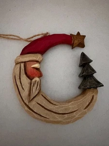 Adorno de Navidad Lori Miller Susurrando Pinos Santa Luna con Árbol Arte Popular - Imagen 1 de 3