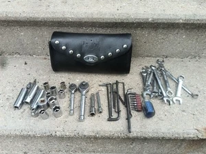 HARLEY DAVIDSON WINDSHIELD POUCH/BAG Bar & Shield Studded Leather WITH TOOLS - Bild 1 von 16