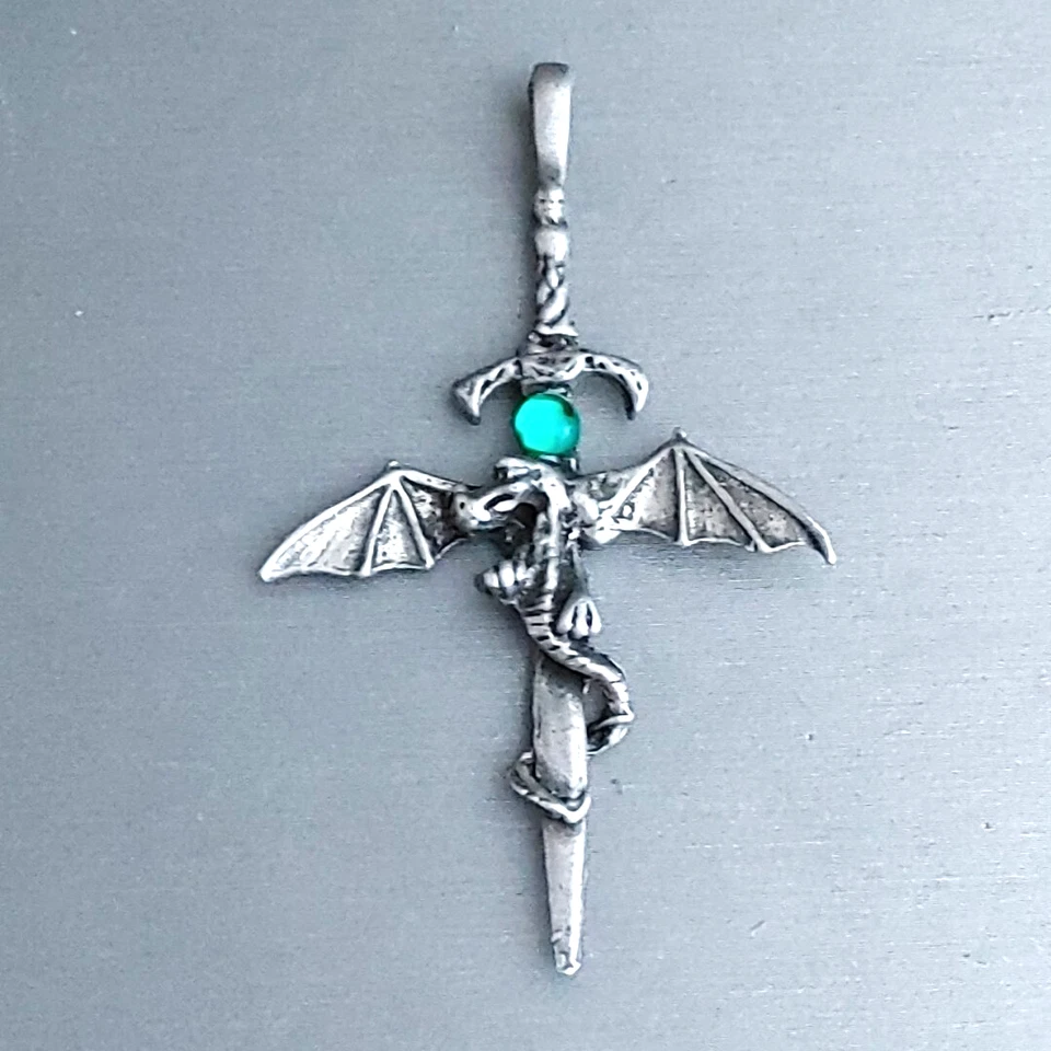 "Dije colgante de espada alas de dragón de peltre piedra cabujón de vidrio verde unisex 2,75""" Foto 1 de 4