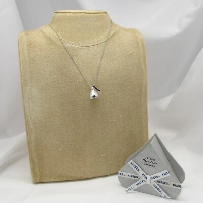 Collar de plata de ley con dije de beso grande 3D de Hershey's Foto 1 de 4