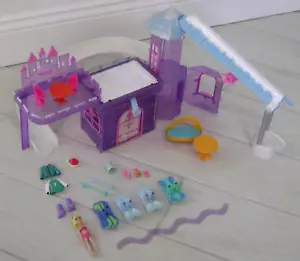 Polly Pocket Glitzer Ski Lodge & Schloss Spiel Zubehör Puppe - Bild 1 von 9