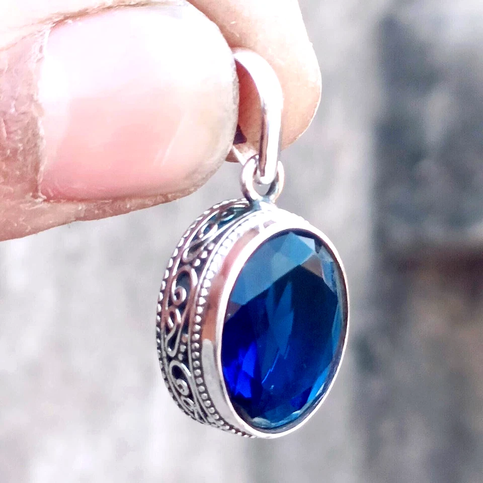 Colgante hecho a mano con piedras preciosas de zafiro azul, colgante hecho a mano de plata de ley 925 Foto 1 de 4