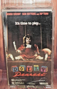 Dolly Dearest (VHS / EP, 1994) WITH CLEAR PROTECTIVE CASE - Afbeelding 1 van 13