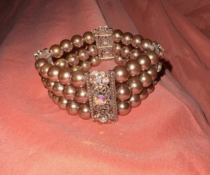 BEAUTIFUL 3 Strand Metallic Pearls Colored Crystals Bar Accents Stretch Bracelet - Picture 1 of 9
