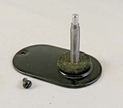 Original 1948 Singer peso pena 221 carretel pino placa de cobertura com parafuso - Imagem 1 de 3