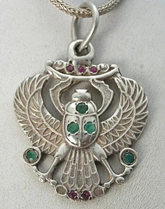 Rare Vintage Custom Sterling Egyptian Revival Winged Scarab Necklace w/Semeralds - Bild 1 von 13