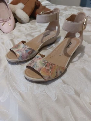 Earth Leather Sandals 7B - image 1 of 4