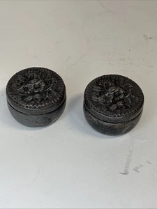 Antico set di 2 portapillole rotondo floreale ornato a rilievo argento sterling - Foto 1 di 19