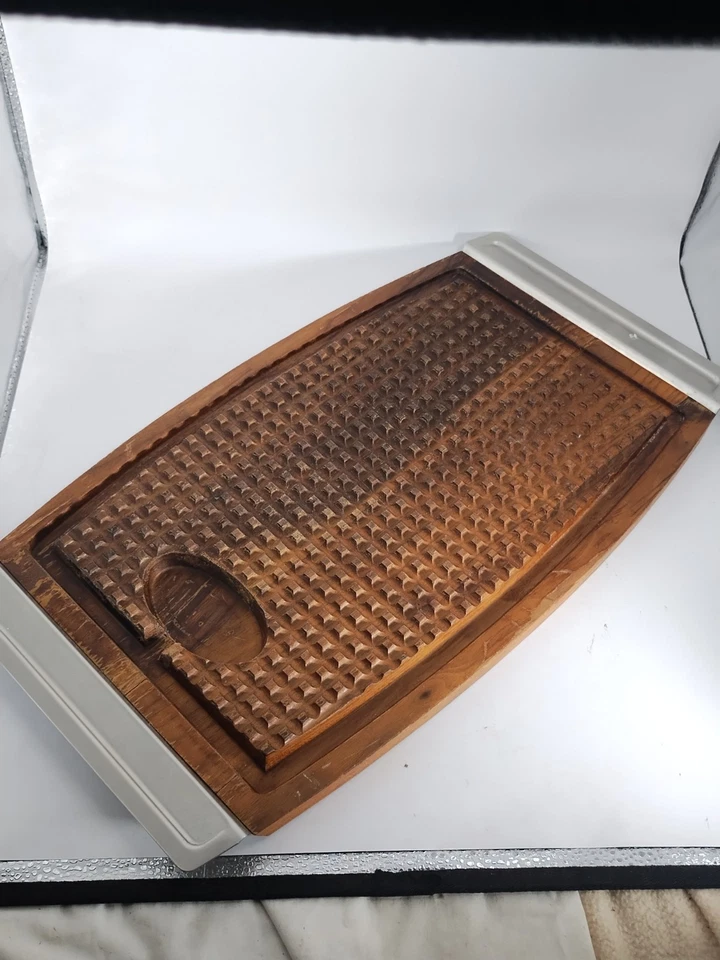  Tabla de cortar para tallar carne de madera vintage con asas de aluminio  Foto 1 de 4