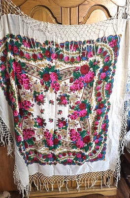 Mantel/envoltura popular de lana floral vintage con flecos - ¡¡AGUJEROS!! Mancha como está Foto 1 de 4