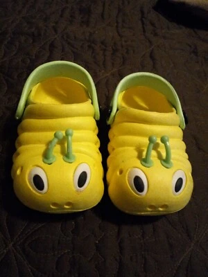Sapatos infantis TINY JUMPS Caterpillar Crocs -- Tamanho 4-1/2 a 5 -- Levemente usados - Imagem 1 de 4