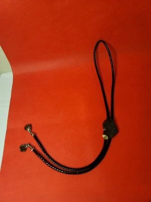 Muy Bonita Corbata Bolo Cuero Sintético 18.5" Piedra Marrón, Tono Plateado Foto 1 de 3