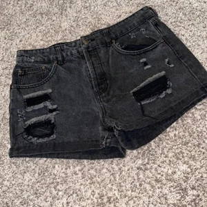 Forever 21 High Rise Black Distressed Jeans Shorts Denim schwarz grau Gr. 29 - Bild 1 von 7