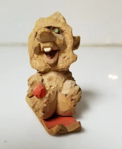 Figura tallada a mano arte plegable vintage gnomo troll u otra criatura en trineo  - Imagen 1 de 6