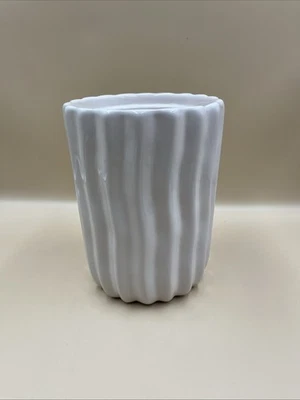 Vaso ou base de cerâmica branca ou porcelana com textura nervurada - Imagem 1 de 4