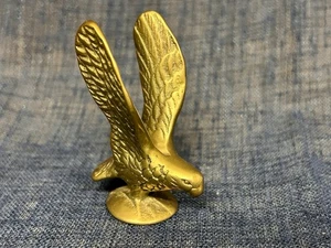 Águila de latón miniatura 2 1/2" - Imagen 1 de 6