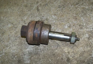 301 Cub Cadet LT 48" Mähdeck Riemenspindelwelle, Schlüssel, Mutter, Fettverschraubung - Bild 1 von 2