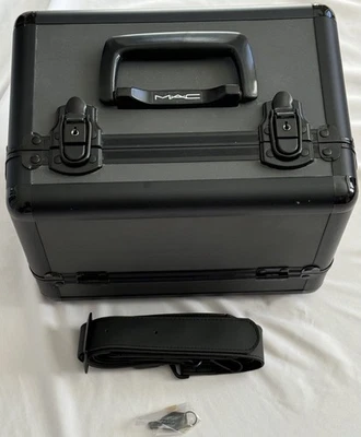 Estuche de tren de aluminio negro MAC Cosmetics - Bandejas voladizas, bloqueo, correa y llave Foto 1 de 4