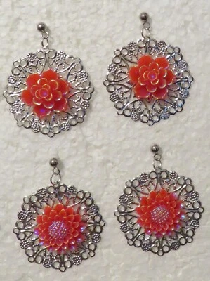 Floral Rojo Fuego - Fondo Filigrana Plateada Acero Quirúrgico Tachuela 1.5" Foto 1 de 4