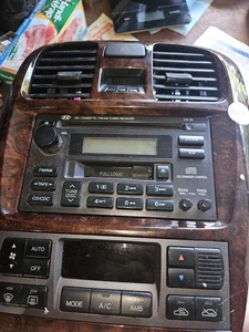 HYUNDAI RADIO CASSETTE COUNSEL FROM HYUNDAI SEDAN, NOT SURE OF YEAR, UNTESTED - Foto 1 di 10