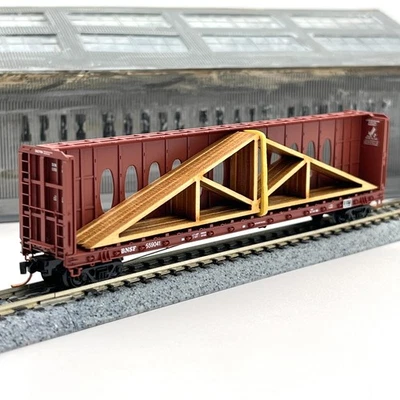 Coche plano Micro-Trains escala N BNSF viga central con carga de armadura de techo 559041 Foto 1 de 4