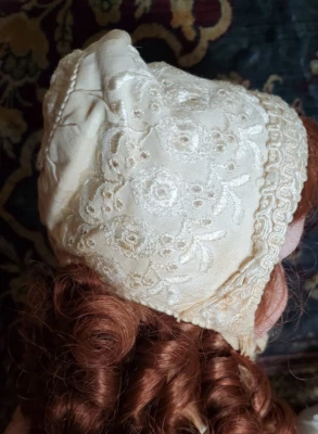 ¡ENCANTADOR! ANTIGUO CAPÓ BORDADO CON ADORNOS DE CORDÓN para MUÑECAS ANTIGUAS MÁS GRANDES Foto 1 de 4