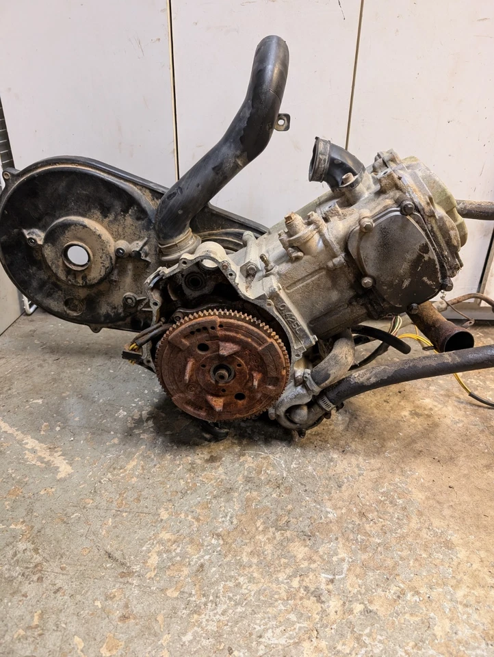 Polaris Magnum 1995 95 2x4 425 cc motor principal plateado montaje volante de inercia Foto 1 de 4