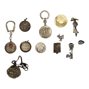 Set 12 pezzi vintage collezione: portachiavi, medaglie, spillini, ciondoli epoca - Foto 1 di 6