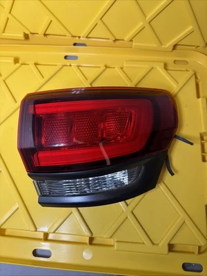 Jeep Grand Cherokee 2014-2021 luz trasera lateral derecha pasajero exterior fabricante de equipos originales WK Foto 1 de 4