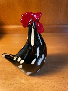 Lg Vintage Kunst Glas Hahn schwarz mit weißen Sprenkeln & rotem Kamm -7" - Bild 1 von 4