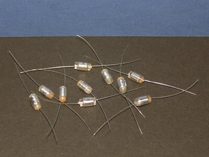 10 Pieces Lot Styroflex Capacitor 3300pF 3.3nF 63V 2.5% Φ 5 x 10mm - Picture 1 of 2