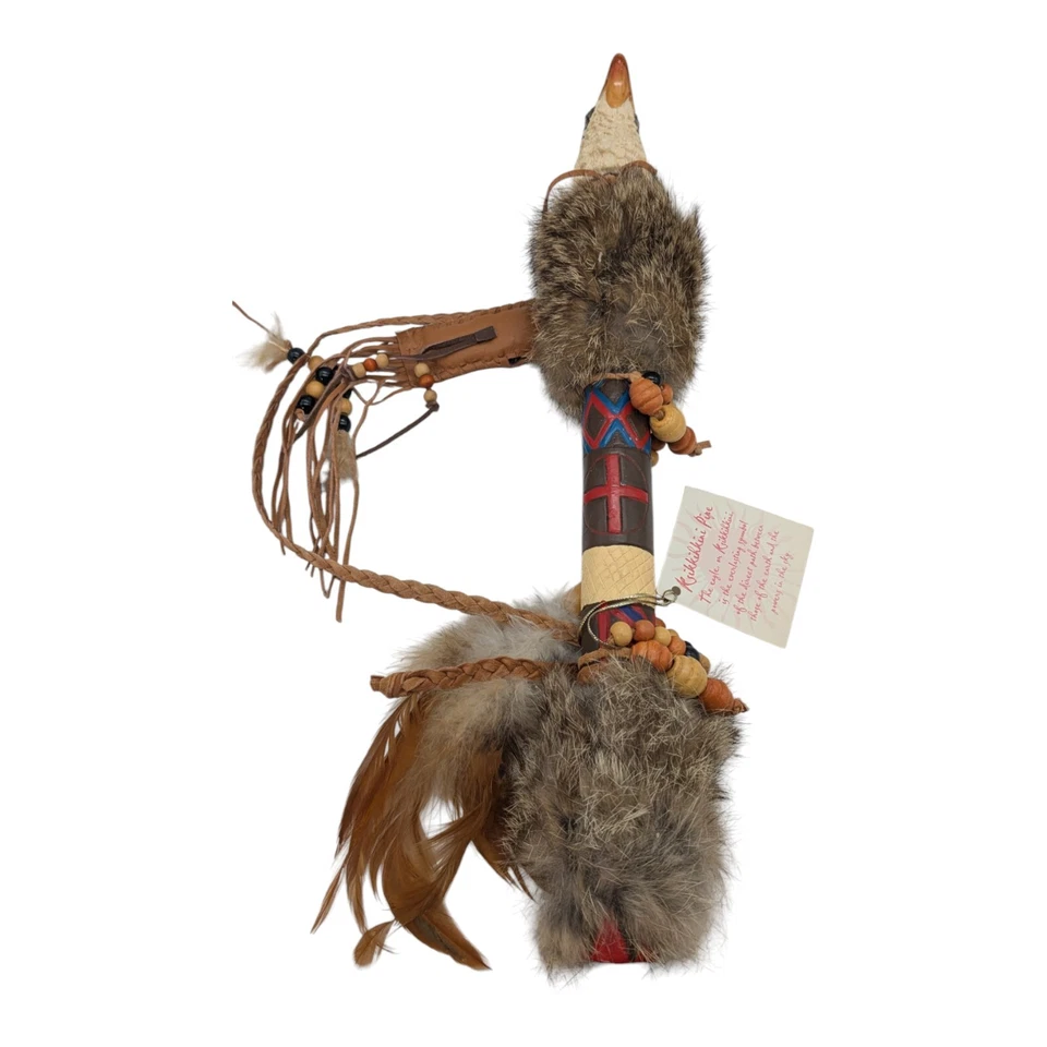 Pipa Ksikkihkini 14" cabeza de águila imitación paz - piel de conejo, cuentas, plumas Foto 1 de 4