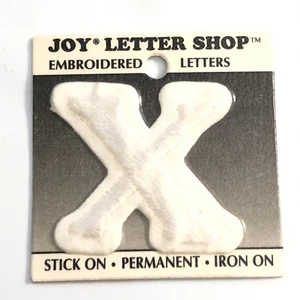 Aplique permanente Joy Letter Shop blanco X 1,5"" hierro bordado en palo - Imagen 1 de 5