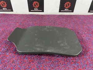 CUBIERTA DE PISO DELANTERO DEBAJO DEL ASIENTO JEEP GRAND CHEROKEE TRACKHAWK 6.2L 11-21 FABRICANTE DE EQUIPOS ORIGINALES - Imagen 1 de 3