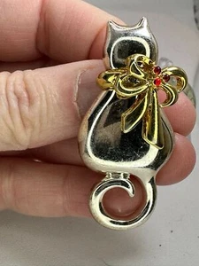 Cat with Bow Red Enamel Dots Vintage Bi-Metal Brooch Pin M-4757* - Picture 1 of 3