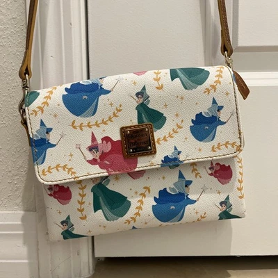 Disney Dooney & Bourke 60th Sleeping Beauty 3 Good Fairies Bandolera Bolso Cartera Foto 1 de 4