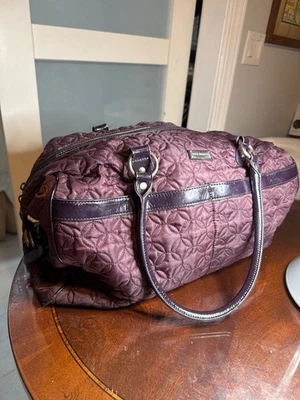 Bolso de fin de semana Vera Bradley púrpura acolchado detalles de cuero y cierre de cremallera 65-7 Foto 1 de 4