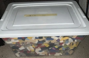 13 libras de mega bloques en cubo Rubbermaid - Imagen 1 de 7