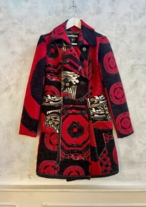Seltener DESIGUAL Rot Schwarz Gold Posthuman Lacroix Jacquard Boho Mantel 36 UK 8 - Bild 1 von 15