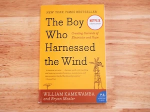 The Boy Who Harnessed the Wind by William Kamkwamba and Bryan Mealer Paperback - Imagen 1 de 2