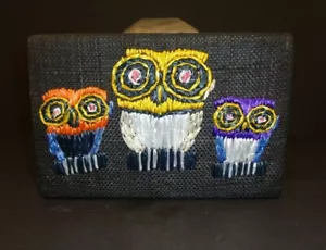 DISEÑADOR IRIS APFEL, NUEVO, CAJA DE REGALO, EMBRAGUE BÚHO BORDADO en NEGRO - Imagen 1 de 5