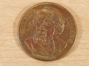Vintage Charles Dickens 1812-1870 gettone medaglia ottone ~40 mm MADE IN ENGLAND - Foto 1 di 5