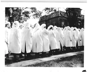 KRANKENSCHWESTERN IN REIHE, BUFFALO, NY, 1919.VTG 4,7" x 3,5" FOTO * X1/3 - Bild 1 von 2