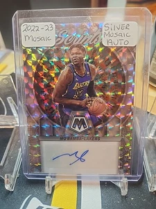 2022-23 PANINI MOSAIC MO BAMBA SCRIPTS AUTO PLATA MOSAICO AUTOMÁTICO L.A. LAKERS - Imagen 1 de 2