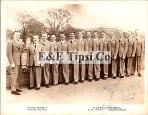 ca. Ende der 1930er Jahre, Woody Herman und sein Orchester SIGNIERTES Werbefoto 8" x 10" - Bild 1 von 3
